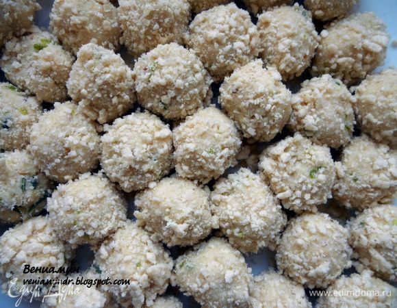 Сформировать конфеты и обвалять в оставшейся вафельной крошке. Подсушить при комнатной температуре около часа, после чего убрать в холодильник и хранить там до подачи. Примерно 25 штук. 