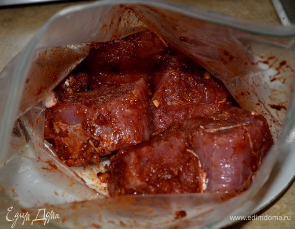 В глазировку в пакете добавить чипотле и корицу,перемешать,затем свиные медальоны.