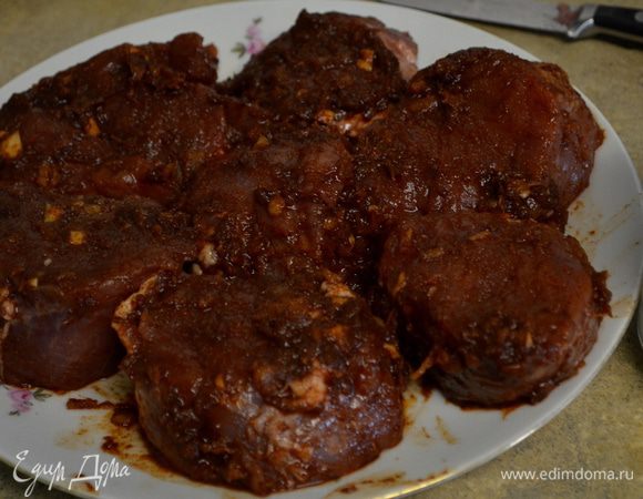 Перемешать,чтоб медальоны были со всех сторон в пряностях и в анананасах. Выложить на тарелку из пакета.Посолить.
Медальоны выложить на разогретый гриль.Гриль закрыть и готовить до готовности,обжаривая с обеих сторон.
