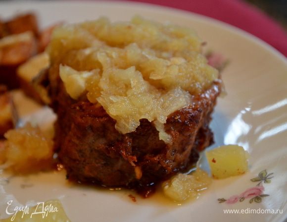 Готовые медальоны сервировать с резервной ананасовой глазировкой.