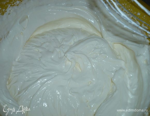 к сыру добавить сливки и продолжать взбивать до упругой пышной массы