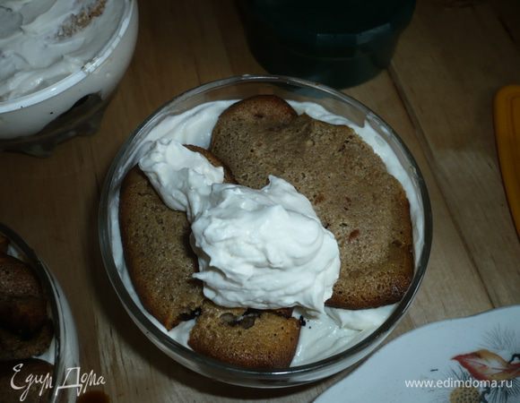 берем стеклянные вазочки, стаканы и др. и собираем десерт - на дно выкладываем крем, печенье окунаем в кофе, крем, печенье в кофе и опять крем