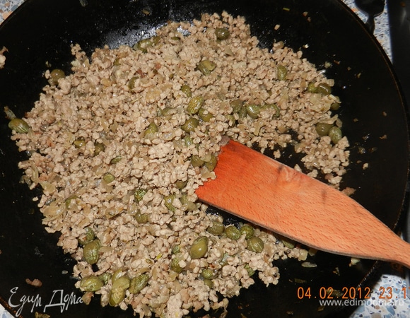 Перемолоть свинину, нарезать лук, все обжарить на оливковом масле. Посолить, поперчить, добавить пряности и по готовности добавить каперсы.