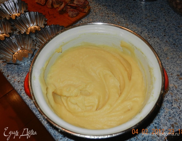 Сделать пюре, вмешать яйца, соль. Консистенция должна быть чуть меньшей плотности, чем густая сметана.