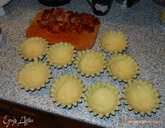 Выложить в смазанные маслом формочки пюре.