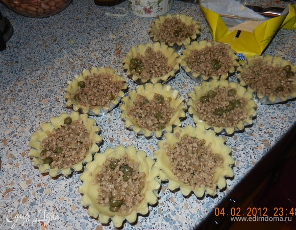 Наполнить формы фаршем.