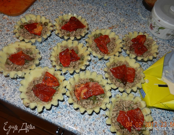 На фарш выложить вяленые помидоры, у меня домашние и слегка подмороженные (для сохранности).