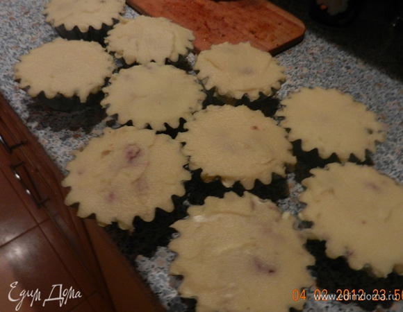 Накрыть формы «крышечками» из пюре, намазать их яйцом. Отправить в горячую духовку на 30 минут.