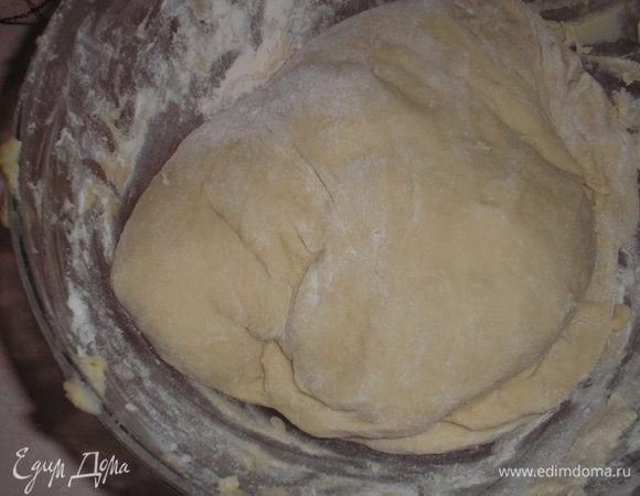 Готовим тесто: молоко подогреваем до теплого состояния, добавляем растопленное сливочное масло, яйцо, взбитое с сахаром, и дрожжи. Понемногу начинаем добавлять муку. Замешиваем мягкое эластичное тесто. Старайтесь в процесе работы муки добавлять по минимуму.