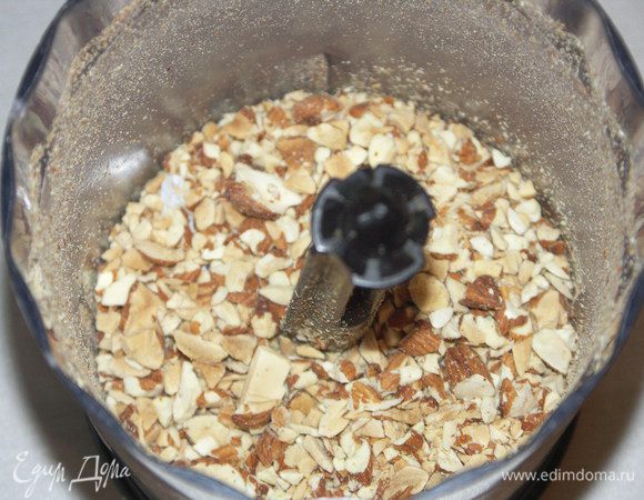 Крупно измельчить в блендере.