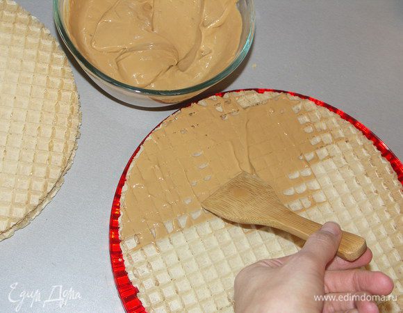 Каждый корж (кроме самого нижнего) нужно смазать с двух сторон, чтобы заполнить все пустоты в вафлях.