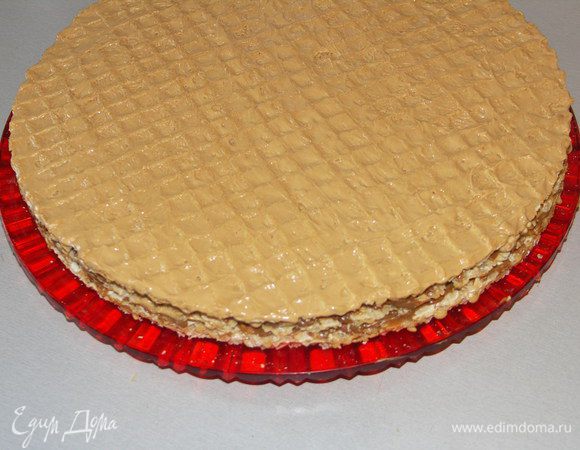 Собранный торт можно украсить по вашему вкусу.