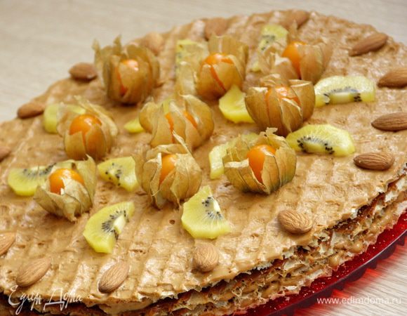 Очень рекомендую добавить какую-нибудь кисловатую ароматную нотку фруктов. Я использовала киви и физалис и они очень удачно оттенили сладость варёной сгущёнки.Творог со сметаной тоже внесли нежность, кислинку и сделали вкус более интересным.Если вы любите хрустящие вафли (как я) можно (и нужно) кушать тортик сразу. Пока промазываете коржики, заварите чай:) Если любите мягкими и пропитанными (как мой муж), то оставьте пропитаться на 1-2 часа в прохладном месте. Вот и весь рецепт:) Приятного всем аппетита!:))