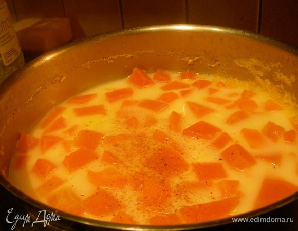 Варим нашу тыкву минут 20 до мягкости в бульоне с молоком, добавив мускатный орех. С помощью блендера делаем пюре. При необходимости доводим до нужной консистенции бульоном или молоком. Прогреваем его.
