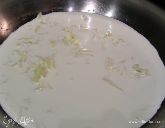 Для крема натираем корень имбиря (я делала на обычной терке и кусочки чувствовались; можно натереть на мелкой терке). Выкладываем его в сотейник, добавляем сливки и прогреваем несколько минут. Надо, чтобы он немного загустел. Я добавила 0.5 ст.л. муки.
