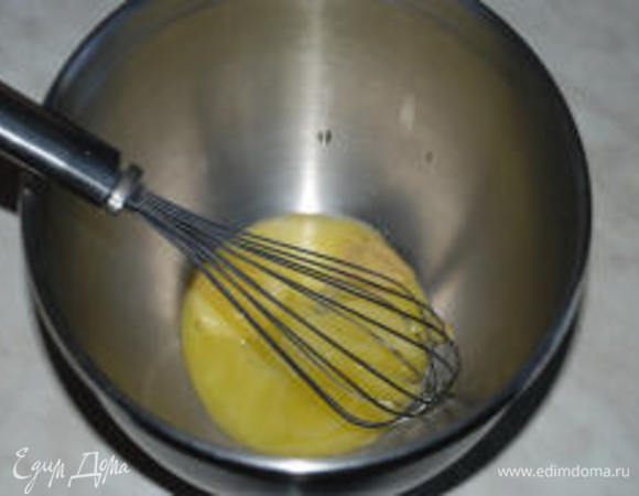 Яйца моем, и отделяем желток от белка (нам понадобятся только желтки).Добавляем в желтки горчицу. Венчиком перемешиваем.