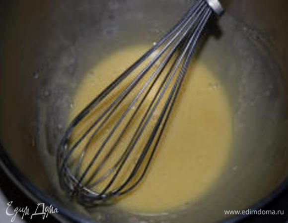  Добавляем несколько капель (в самом буквальном смысле, я добавляю три) оливкового масла. Перемешиваем. Как перемешалось, добавляем еще насколько капель масла и опять перемешиваем.