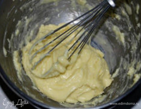 Теперь можем добавить столовую ложку масла и снова тщательно перемешать. Посолим. Так постепенно никуда не торопясь, каждый раз чуть побольше, перемешивая, вводим все масло в нашу смесь. По мере готовки Наша смесь будет густеть и густеть до такой степени сильно, что в какой то момент перестанет стекать с венчика и начнет почти отлипать от стенок посуды, в которой его перемешиваем. В этот момент я начинаю считать, что это уже не смесь, а майонез и он уже готов.