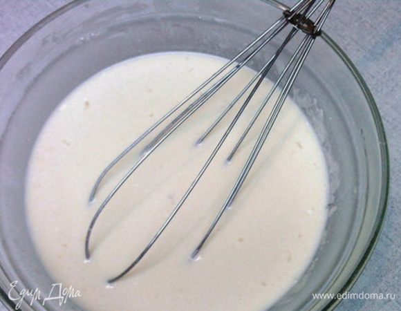 Молоко сколотить с солью,добавить муку.
 