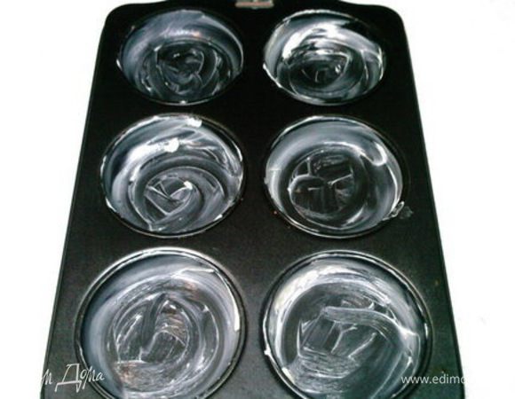 В оригинале на дно формы кладется масло,а я просто смазала формочки.