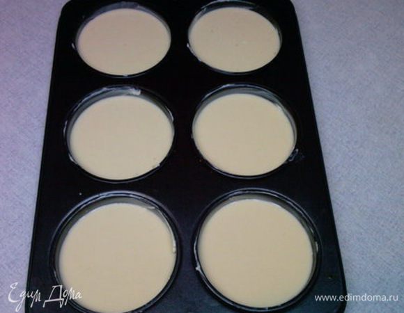 Смесь налить в формы,но не до конца ,оставить от края где то с палец