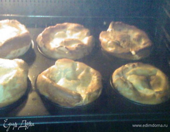 Печь в разогретой духовке .У меня 200 * и 8 минут выпечки с конвекцией.Долго печь нельзя ,станут твердыми.Вот такие они в духовке. .Пудинг там так чудно себя ведет,как живой прыгает.