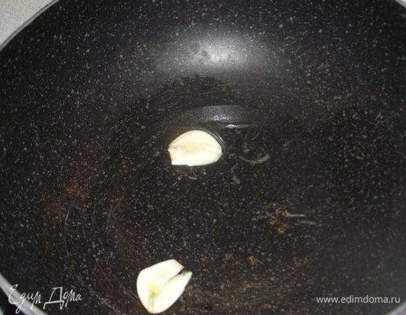 Чеснок очистить, разрезать вдоль поперёк, обжарить на оливковом масле до лёгкой корочки, чеснок удалить.