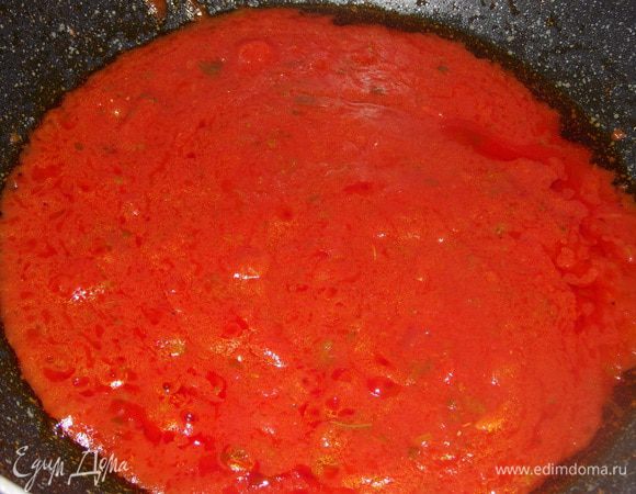 Всыпать в масло нарезанный тонкими полосками острый перчик, орегано, перец, помидоры, посолить, перемешать, довести до кипения, готовить на самом слабом огне 30 минут. 