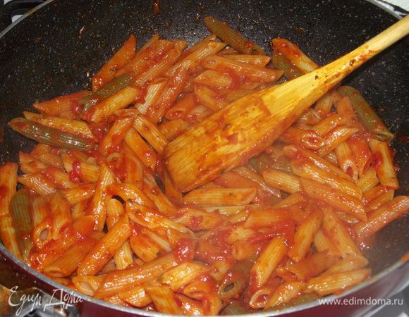 Смешать с соусом.Подавать с мелкорубленой петрушкой и сыром. 