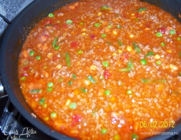 налить соевый соус, бульон, добавить специи,соль, смесь овощей и тушить всё 30 минут на среднем огне.