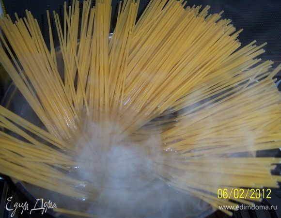 ...тем временим мы сварим в подсоленой (кипящей)воде спагетти.