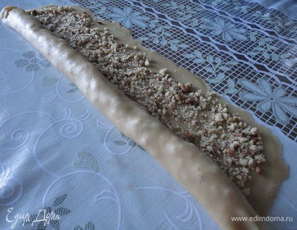 Из ингредиентов делаем песочное тесто,отправляем в холод на 1час.После этого раскатываем пласт (тесто желательно раскатать тонко) в виде квадрата , посыпаем толчёными орехами с сахаром и скатываем рулетом.