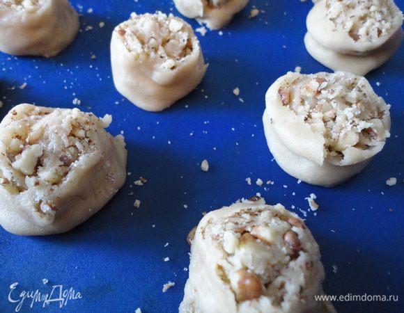 Выкладываем на силиконовый коврик наши кусочки-розочки,слегка их расплюснув.Отправляем в духовку на 15-20мин.