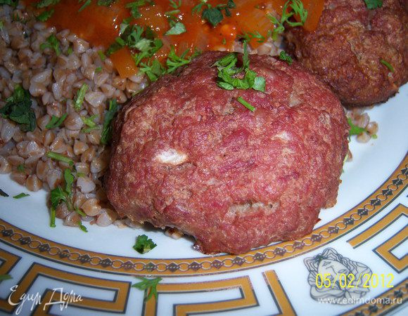 ...лепим котлеты, кладём на противень(постеленный фольгой) и запекаем в разогретой духовке при t200гр. до румяной корочки. 