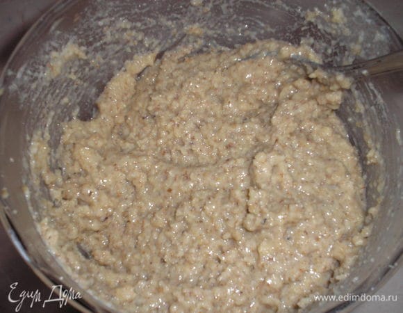 Готовим начинку: орехи перемалываем в блендере, добавляем сливки, сахар, ром, корицу и хорошо вымешиваем.