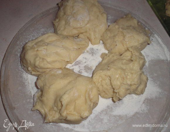 Тесто делим на 10–12 частей (булочки выходят большого размера).