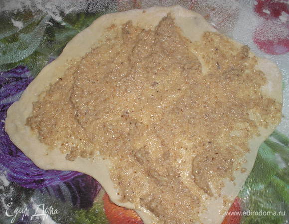 Смазываем тесто начинкой.