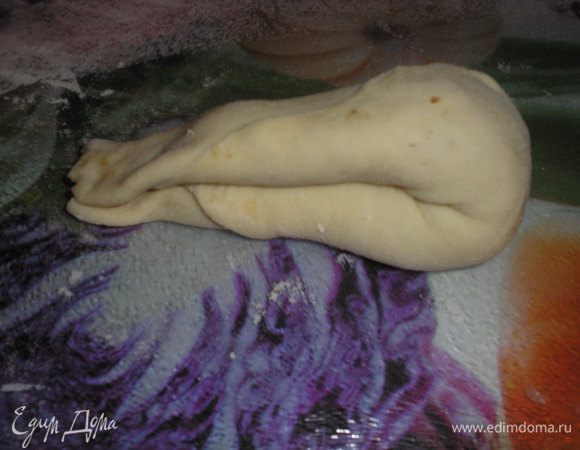 Рулет сгибаем пополам, одну часть кладем на вторую.