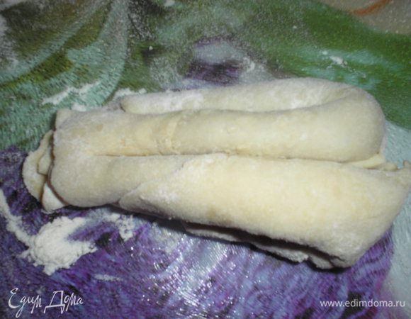 Разрезаем посередине, не доходя до края 1 см.