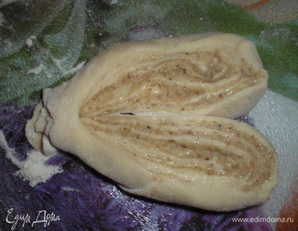 Выворачиваем две части теста наружу. Получается вот такое сердце.