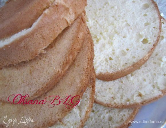 Бисквиты разрезать на тонкие коржи, на 3-4.