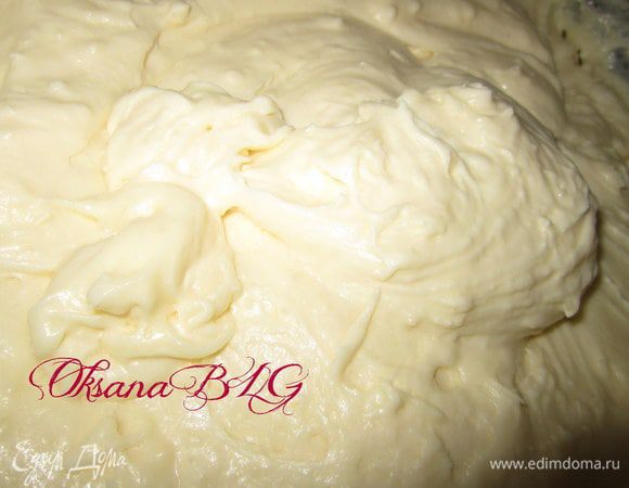 Приготовить заварной крем, можно по рецепту http://www.edimdoma.ru/recipes/33113 . Раньше очень мучилась с заварным кремом, теперь немного испытав несколько вариантов нашла для себя один верный способ крема без комочков) Молоко доводится до кипения. Снимаю его с огня. Сахар смешать с мукой (если крем нужен поплотнее муки можно добавить на 1 ст.л. больше, если более нежный то оставить 2 ст.л.), добавить яйца, все хорошо перемешать.Ввести яичную массу в молоко, перемешать, поставить на низкий огонь, варить постоянно помешивая до загустения. Я всегда даю крему как бы закипеть, он должен начать пускать пузыри))) Запузырится, снять крем с огня, поставить охлаждаться до комнатной температуры. Мягкое масло взбить и вести в него по 1 ст.л. заварной крем, при этом постоянно взбивая. Если крем нужен более масляный масла увеличить на 100-200 грамм.
Добавить ванилин или цедру лимончика.