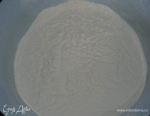 Муку смешать с разрыхлителем и содой