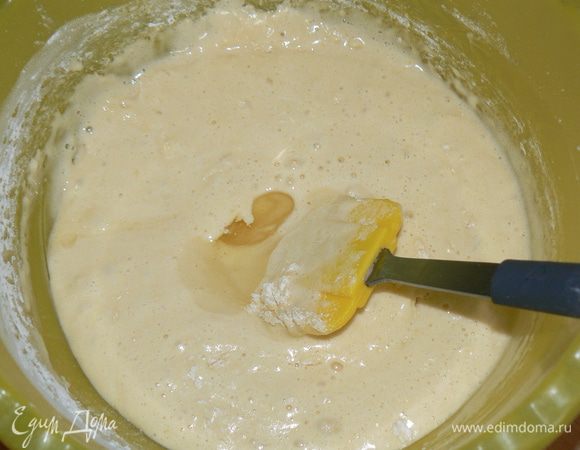 Добавить в тесто муку и масло, хорошенечко вымесить