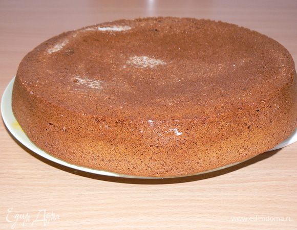 Тесто вылить в  форму и запекать 30-40 минут (до сухой зубочистки). Корж отсудить и разрезать на два коржа.