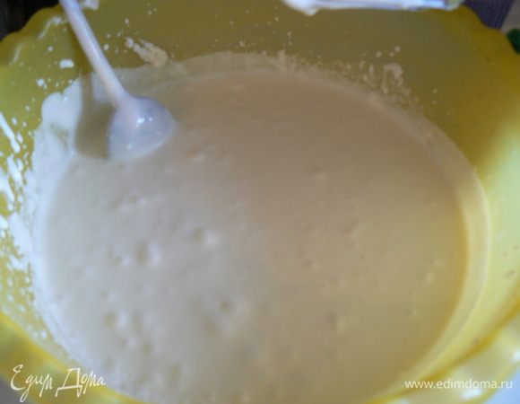 Творог слегка взбить с сахаром,добавив сахар по своему вкусу. Влить оставшийся желатин, перемешать