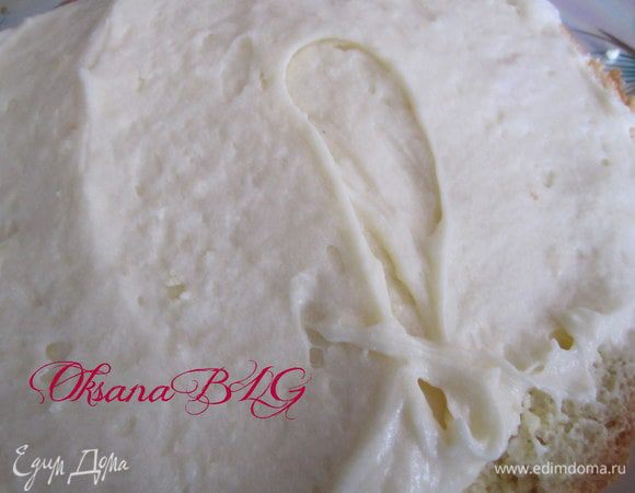 Собираем тортик. На низ идут коржи одного бисквита из формы 18 см, в срединку 20, на верх опять 18, коржи перемазываем заварным кремом.