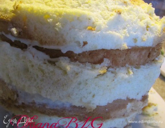 После охлаждения торт немного обрезать, придав округлую форму.