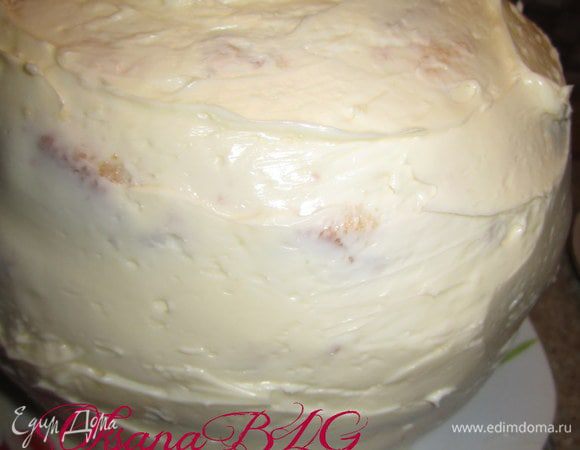 Покрыть и выровнять торт.