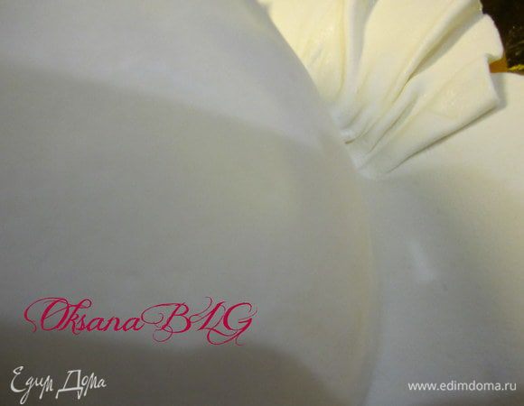 Покрыть торт белой мастикой.